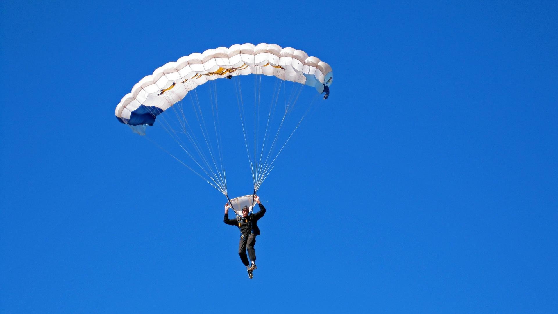 赛道与绿茵的交响，当F1争冠焦点战遇上突尼斯淘汰多特蒙德