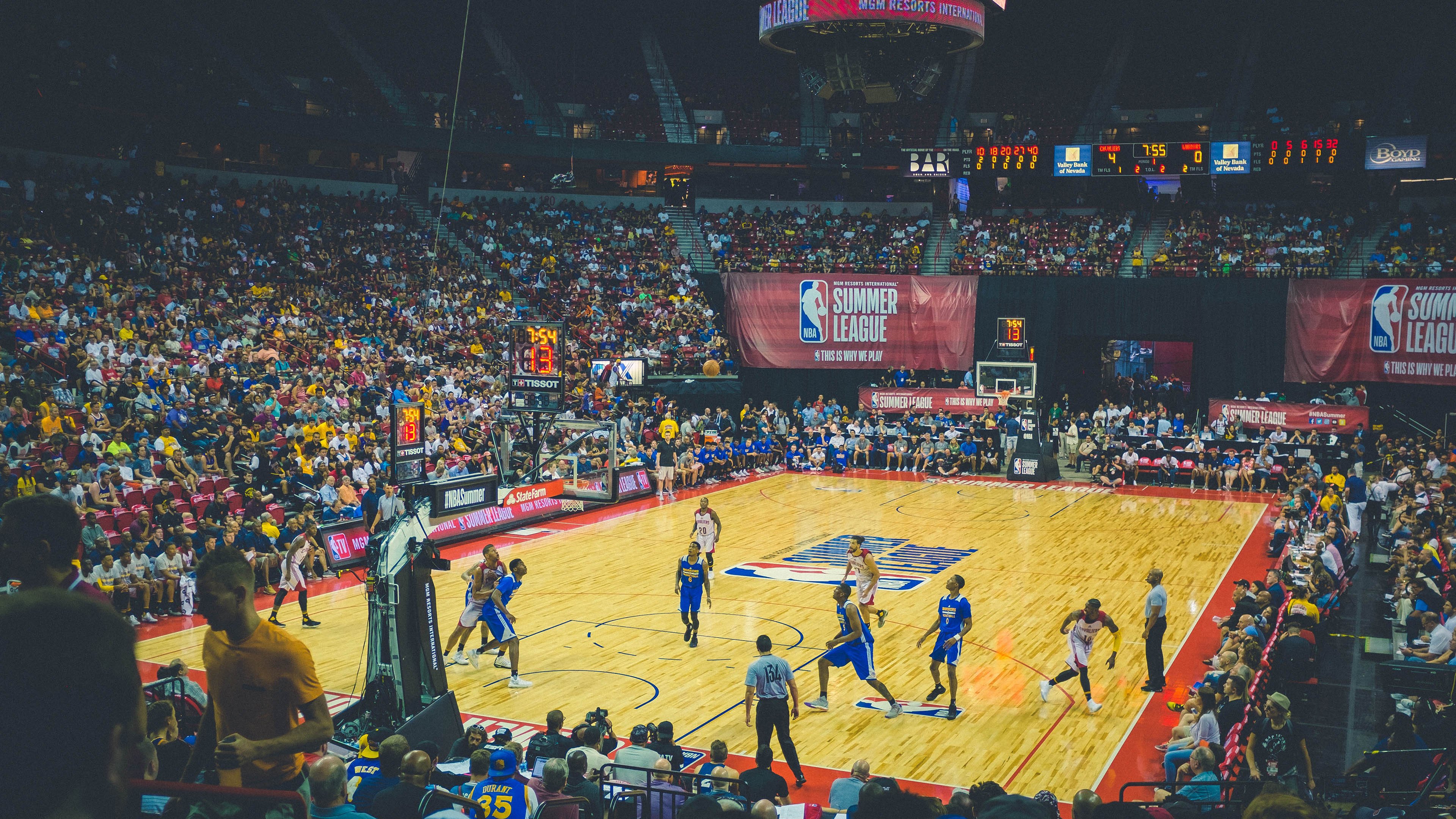 库里关键战不手软，雄鹿对阵黄蜂见证巨星本色