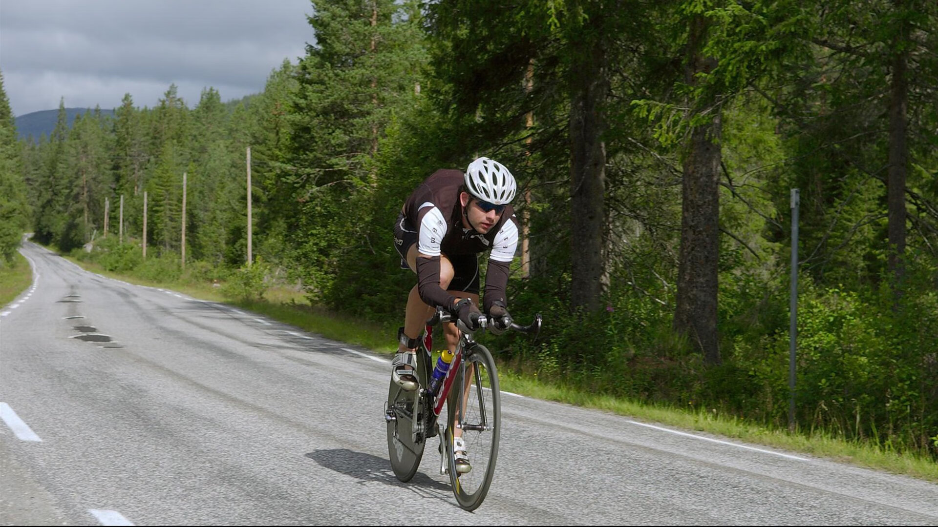 赛道上的绝对统治，红牛车队完胜阿斯顿马丁，阿隆索点燃赛场激情
